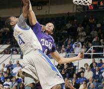 乐鱼app-尼克斯险胜湖人B队，克莱惊艳世界